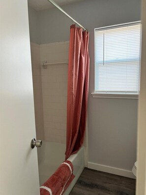 Douche, sèche-cheveux, serviettes fournies, savon