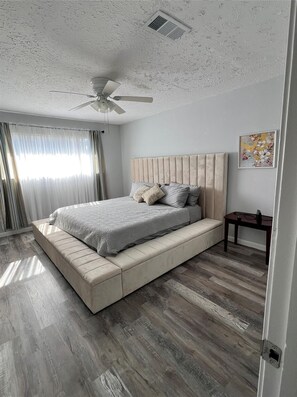 3 bedrooms, iron/ironing board, WiFi, bed sheets - 3-bedroom house in pleasant Meadows Place. Stafford, TX. Easy access to US 59. (Stafford)