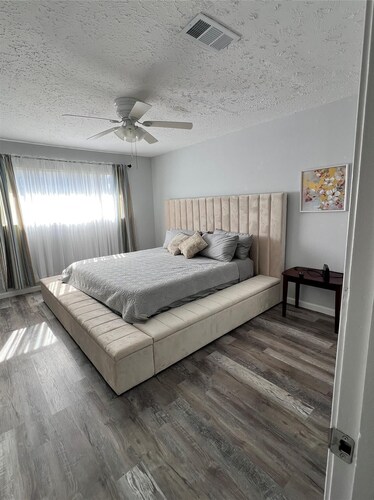 3-bedroom house in pleasant Meadows Place. Stafford, TX. Easy access to US 59.