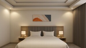 Quarto de hotel moderno com uma cama grande, duas mesas de cabeceira com luminárias, uma cabeceira e uma pintura abstrata pendurada na parede.