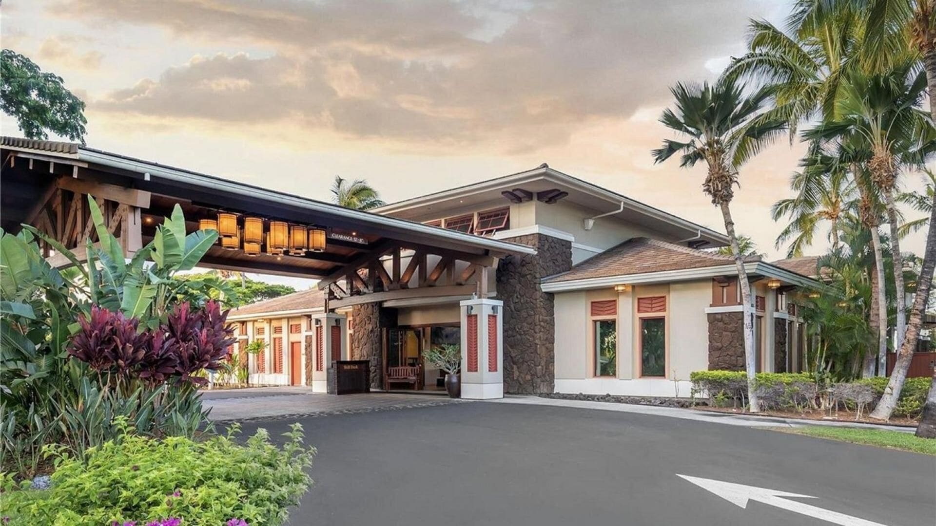Kohala Suites 2BR with Hilton Waikoloa Pools, Lagoon Beach, and Island Views