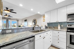 Microwave, oven, stovetop, dishwasher - 🏖️Updated 2 Bedroom-Close To Beach -Sleeps 6🏖️ (Fort Walton Beach)