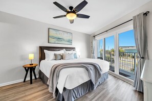 2 bedrooms, iron/ironing board, WiFi, bed sheets - 🏖️Updated 2 Bedroom-Close To Beach -Sleeps 6🏖️ (Fort Walton Beach)
