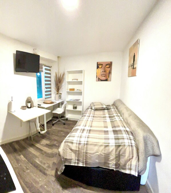 Tabla de planchar con plancha, internet y ropa de cama 