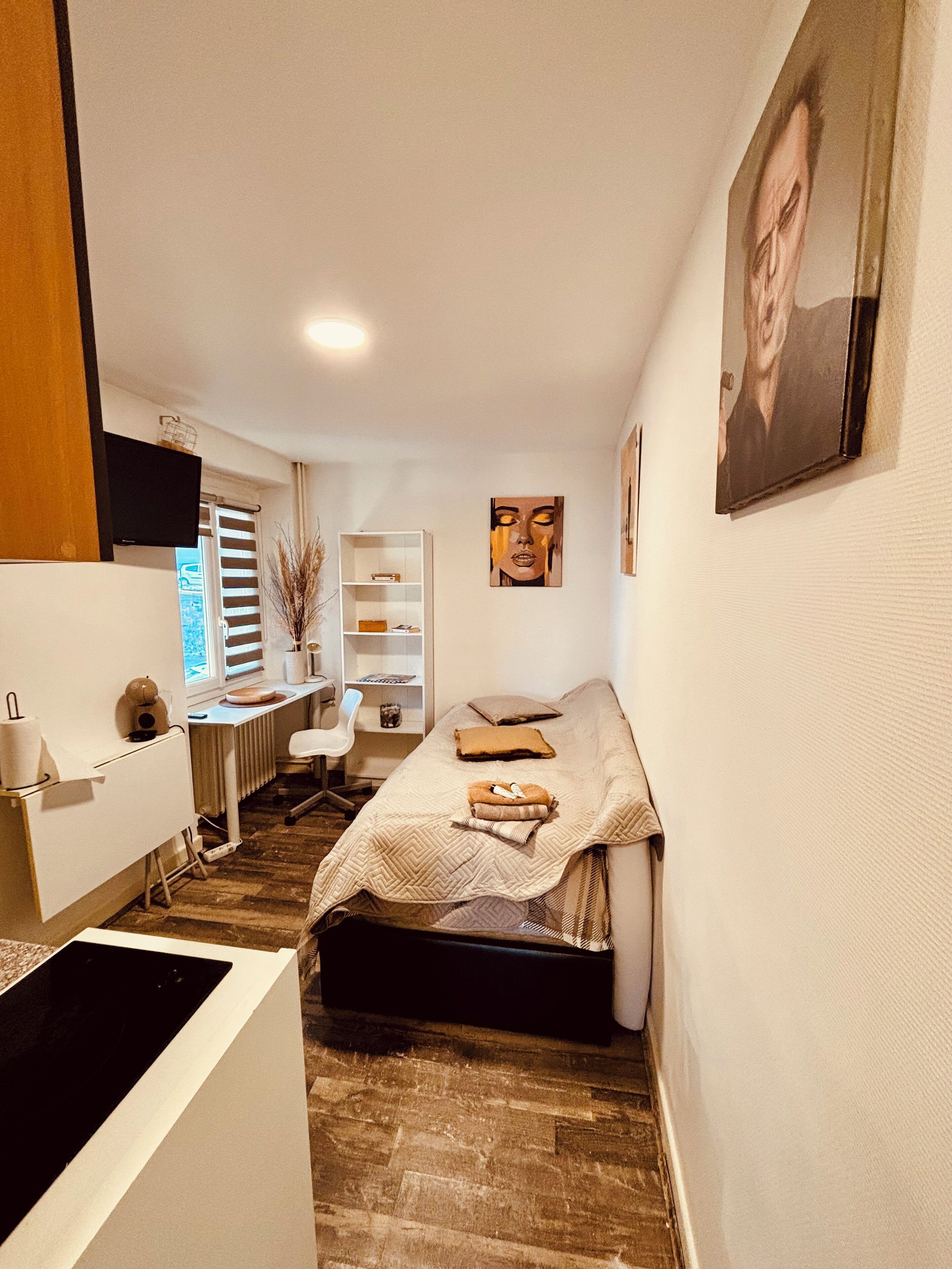 Tabla de planchar con plancha, internet y ropa de cama 