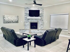 TV, lareira, escritórios