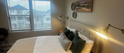 Tabla de planchar con plancha, wifi y ropa de cama