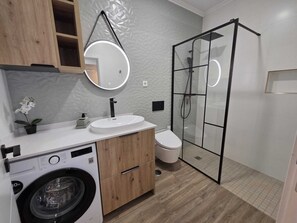 Shower, hair dryer, towels, soap - Cosy Apartment in Espiche near Praia da Luz (Luz)