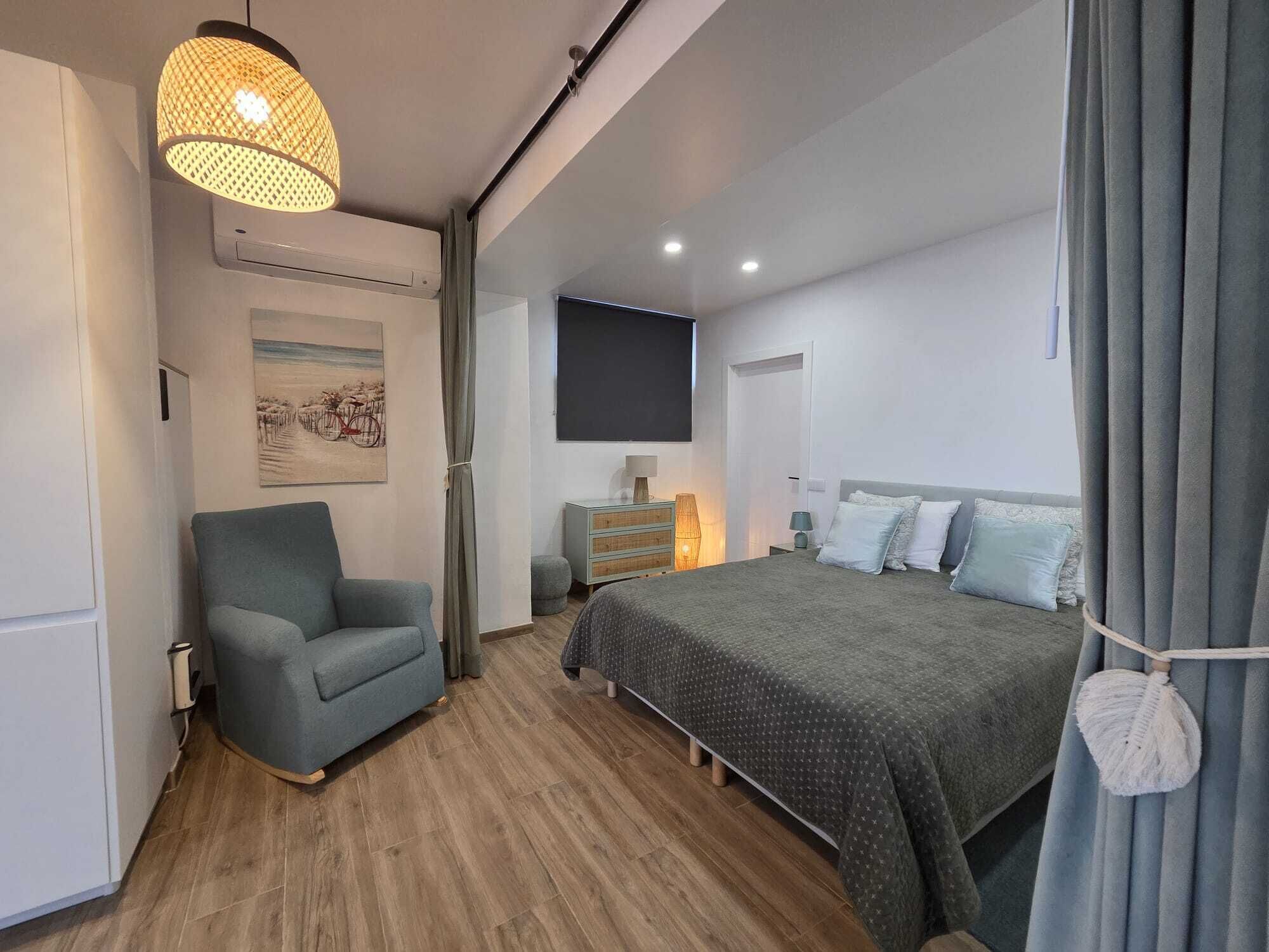 Een strijkplank/strijkijzer, wifi, beddengoed