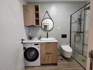 Shower, hair dryer, towels, soap - Cosy Apartment in Espiche near Praia da Luz (Luz)