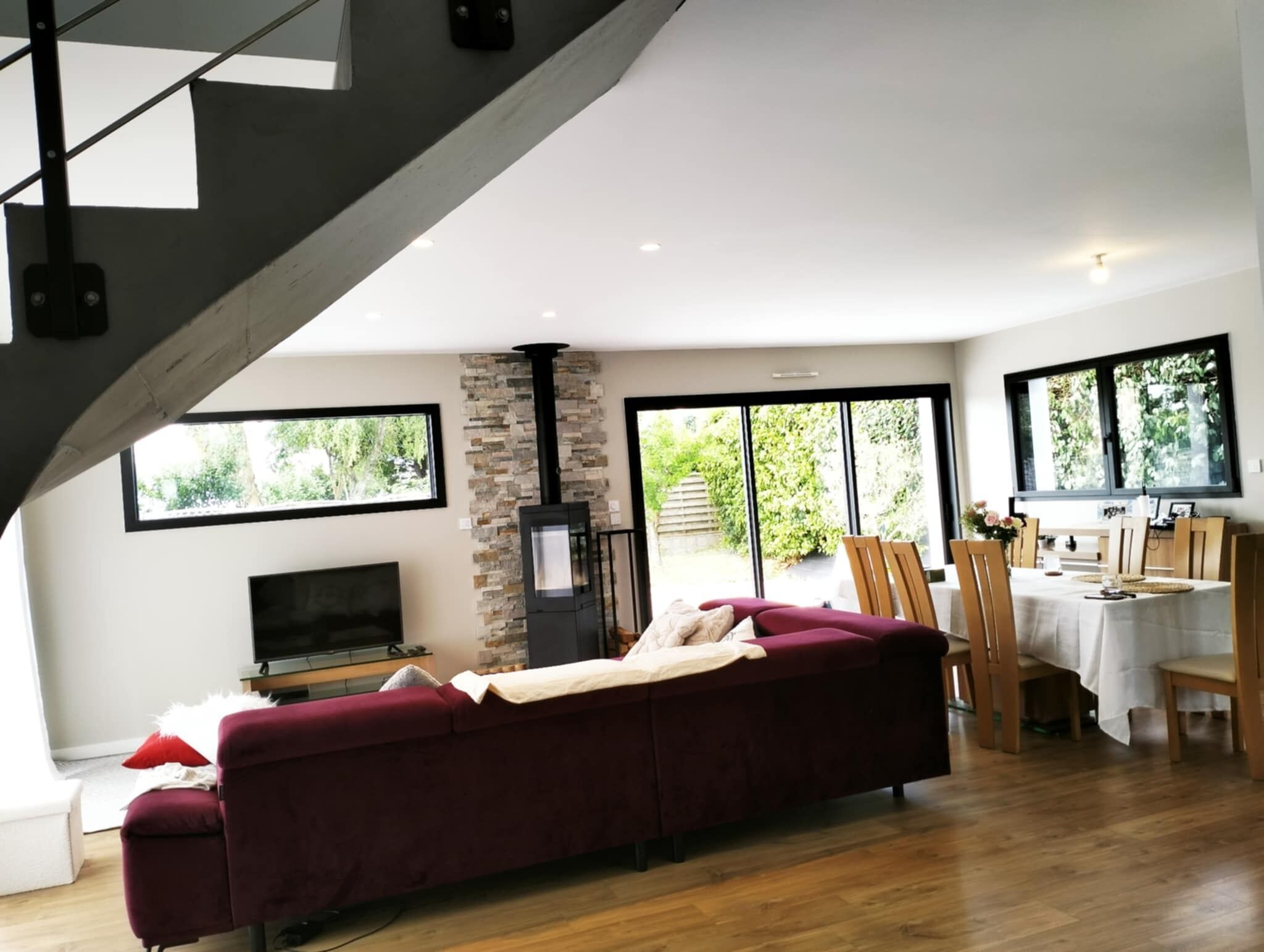 Televisie, een open haard en een computerscherm