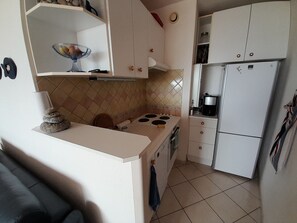 Een koelkast, een magnetron, een oven, een vaatwasser