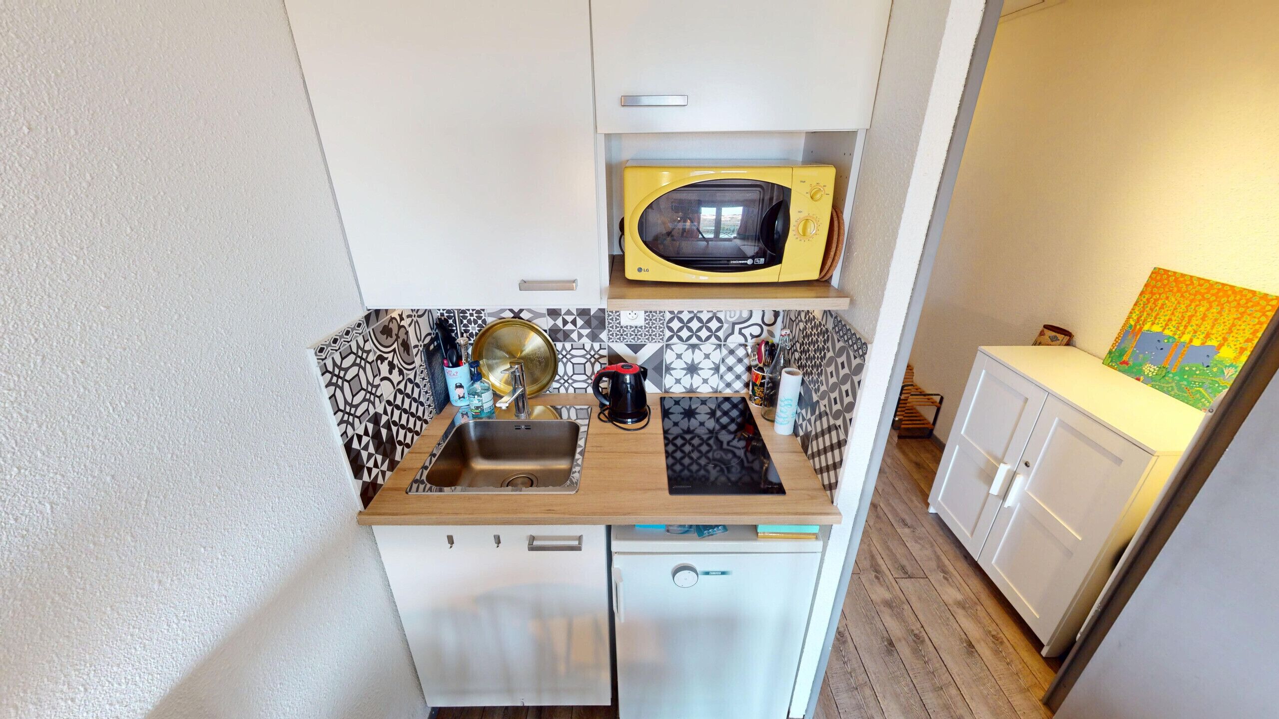 Réfrigérateur, micro-ondes, cafetière/bouilloire, bouilloire électrique