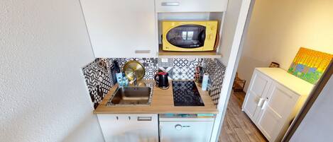 Réfrigérateur, micro-ondes, cafetière/bouilloire, bouilloire électrique