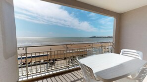 Outdoor dining - Le Murmure des Vagues (Saint-Gilles-Croix-de-Vie)