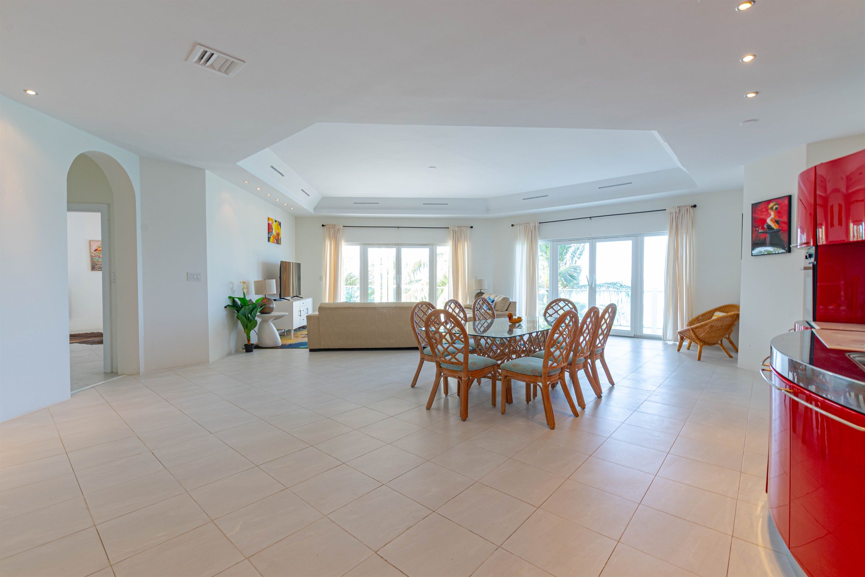 Love Beach W2 - Luxury Oceanfront Condo + Pool - Nassau
