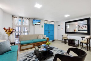 TV - Casa Nueve -Charming 9BR House w/ Pool on Rooftop in the Old City (Cartagena de Indias)