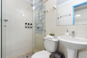 Doccia, asciugacapelli, asciugamani, sapone