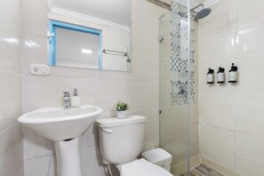 Doccia, asciugacapelli, asciugamani, sapone