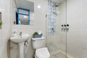 Shower, hair dryer, towels, soap - Casa Nueve -Charming 9BR House w/ Pool on Rooftop in the Old City (Cartagena de Indias)
