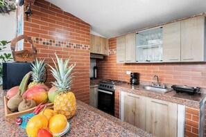 Microwave, oven, stovetop - Casa Nueve -Charming 9BR House w/ Pool on Rooftop in the Old City (Cartagena de Indias)