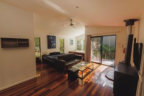 Living area - Pet Friendly Rainforest Cabins located 10 minutes from beachfront ! (Buderim)