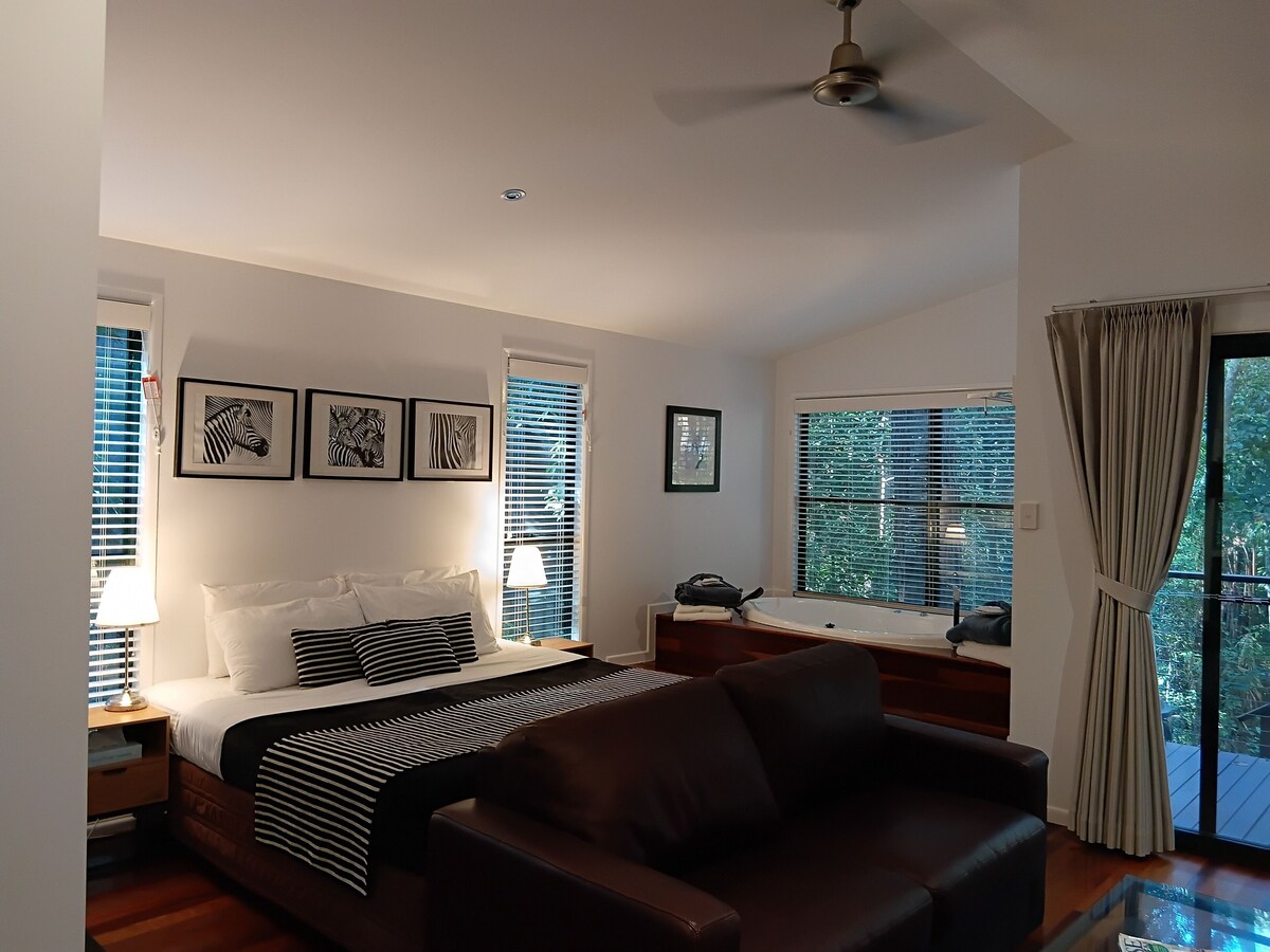 Pet Friendly Rainforest Cabins located 10 minutes from beachfront !
