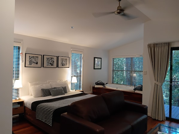 Iron/ironing board, Internet, bed sheets - Pet Friendly Rainforest Cabins located 10 minutes from beachfront ! (Buderim)