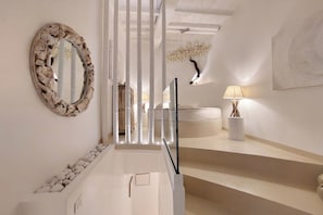 Ein modernes Interieur mit Spiegel, Treppe und Lampe.