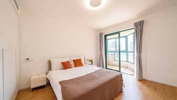 Escritorio, espacio para trabajar con laptop y wifi gratis