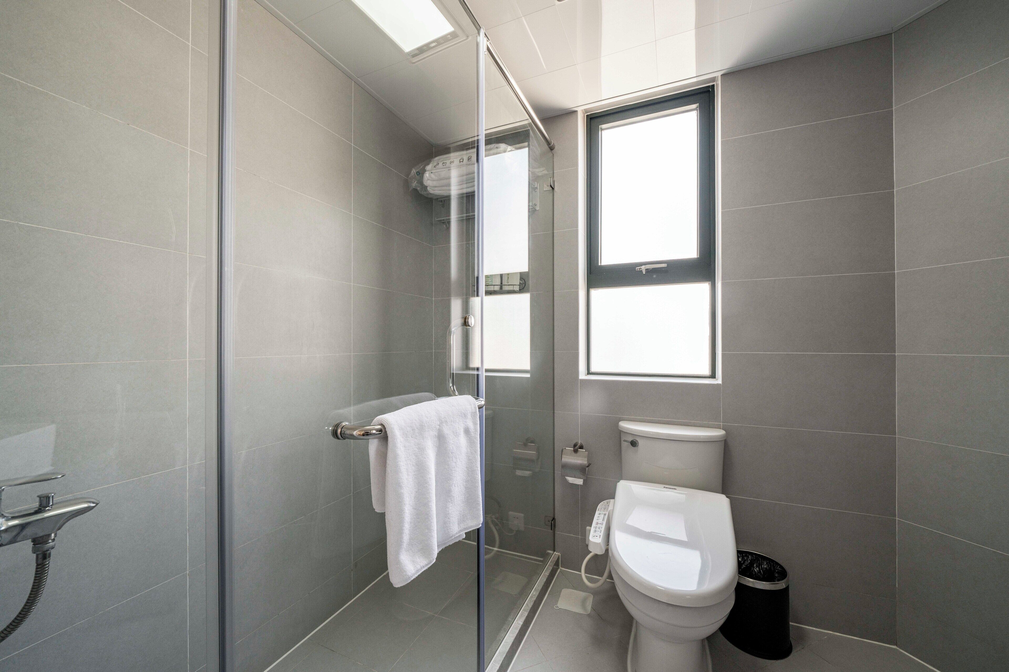 Appartement Supérieur, 3 chambres, non-fumeurs, balcon | Salle de bain | Sèche-cheveux, serviettes fournies, shampoing, papier toilette