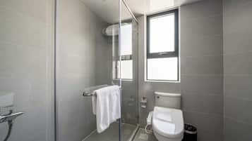 Superior Apartment, 3 Bedrooms, Non Smoking, Balcony | Bathroom | Hair dryer, towels, shampoo, toilet paper
