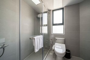 Appartement Supérieur, 3 chambres, non-fumeurs, balcon | Salle de bain | Sèche-cheveux, serviettes fournies, shampoing, papier toilette