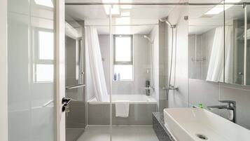 Haartrockner, Handtücher, Shampoo, Toilettenpapier