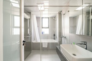 Haartrockner, Handtücher, Shampoo, Toilettenpapier