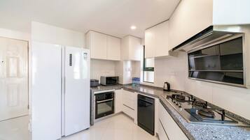 Full-sized fridge, microwave, stovetop, cookware/dishes/utensils