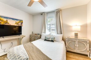 3 bedrooms, WiFi, bed sheets - Walk to the beach at Jo Jo's Beach Getaway! (Panama City Beach)