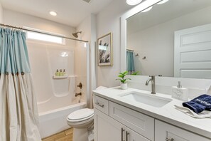 Shower, hair dryer, towels, soap - Walk to the beach at Jo Jo's Beach Getaway! (Panama City Beach)