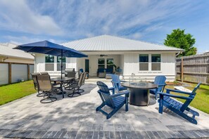 Outdoor dining - Walk to the beach at Jo Jo's Beach Getaway! (Panama City Beach)