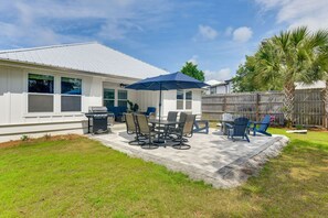 Outdoor dining - Walk to the beach at Jo Jo's Beach Getaway! (Panama City Beach)