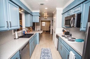 Jääkaappi, mikroaaltouuni, uuni, liesi