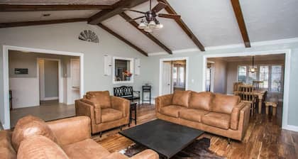 Amazing 3-bedroom house near tech & shopping in friendly Lubbock neighborhood