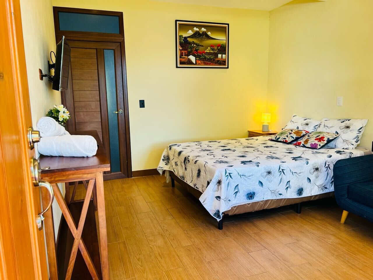 Classic Room, Patio, Lake View | Desk, free WiFi