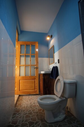 Shower, towels, soap, shampoo - Casa del Abuelo (San Pedro La Laguna)