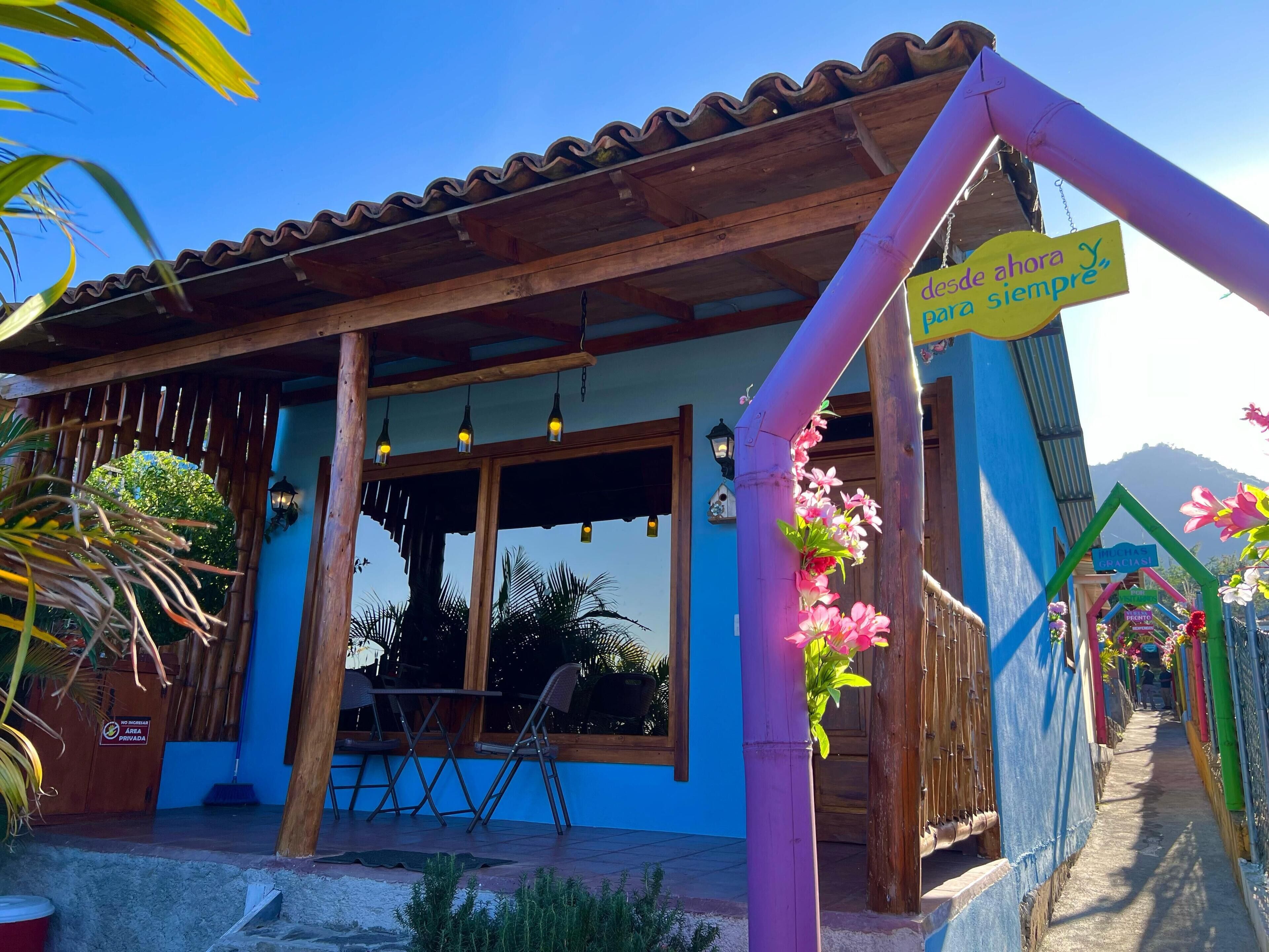 Un bâtiment doté d’une façade en bois, de grandes fenêtres et d’un patio couvert.