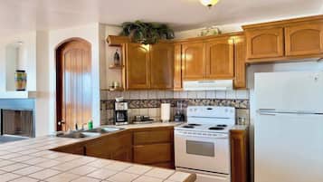 Køleskab, mikrobølgeovn, ovn, kogeplade