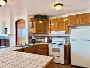 Køleskab, mikrobølgeovn, ovn, kogeplade