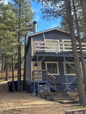 Exterior - Newly refurbished cabin near snow play and ski slopes.Comfortable and welcoming. (Big Bear)