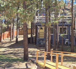 Property grounds - Newly refurbished cabin near snow play and ski slopes.Comfortable and welcoming. (Big Bear)