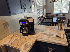 Microwave, oven, stovetop, dishwasher - Newly refurbished cabin near snow play and ski slopes.Comfortable and welcoming. (Big Bear)
